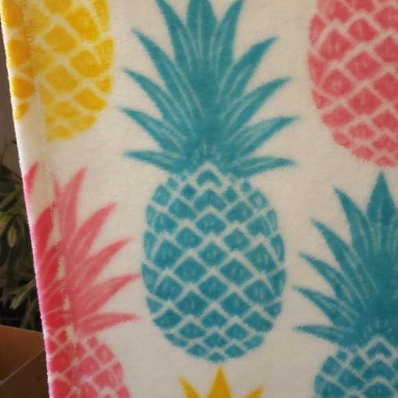 Pineapple Print Throw Blanket. - Picture 3 of 3